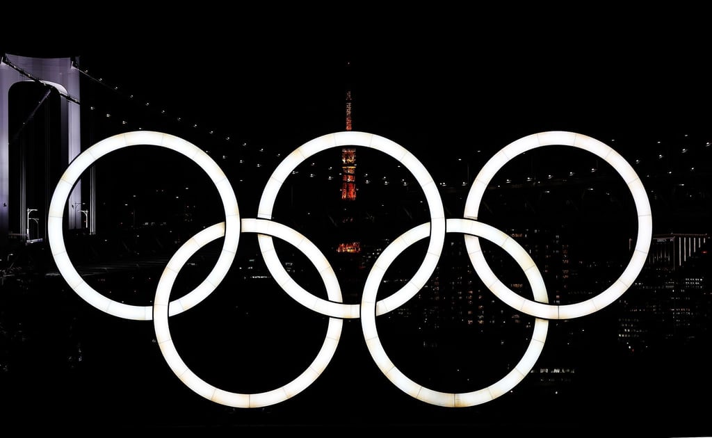 Die Olympischen Ringe in der Nacht.