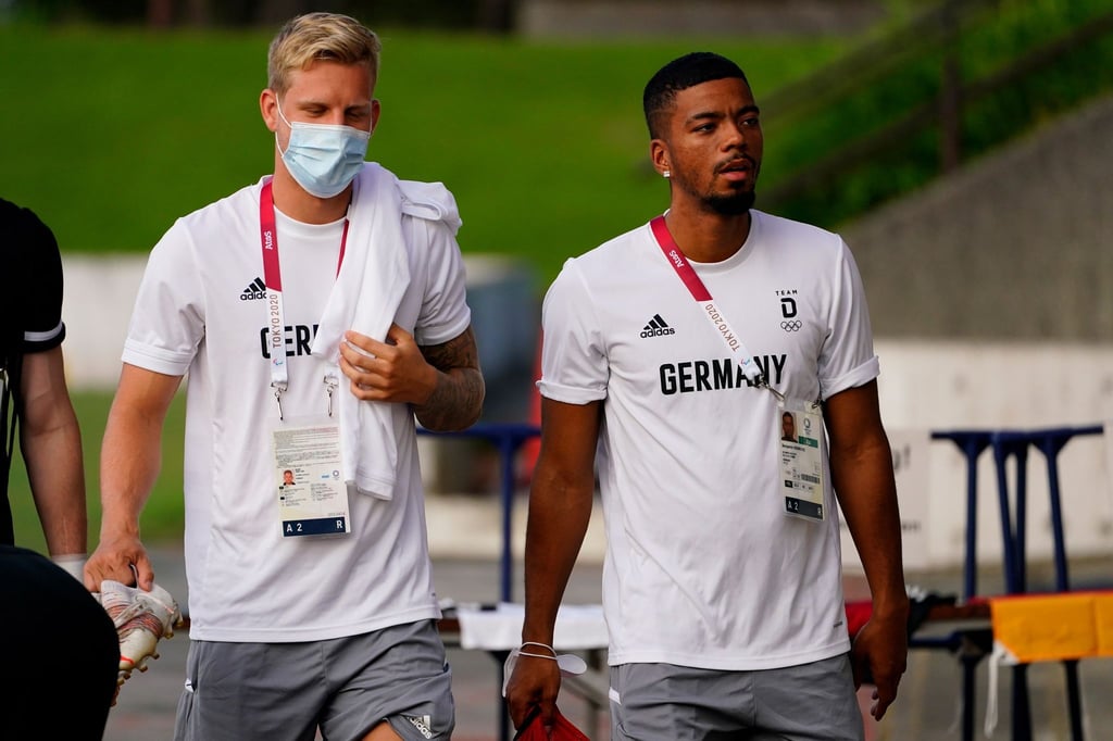 Kassierten gegen Brasilien eine deutliche Auftakt-Niederlage in Japan: Arne Maier und Benjamin Henrichs (r).