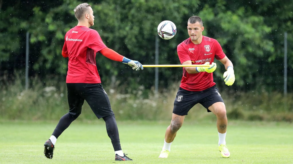 Sven Müller (l.) und Tim Schreiber, hier beim Training in Wesendorf: Nur ein Keeper schafft es am Samstag in die HFC-Startelf.