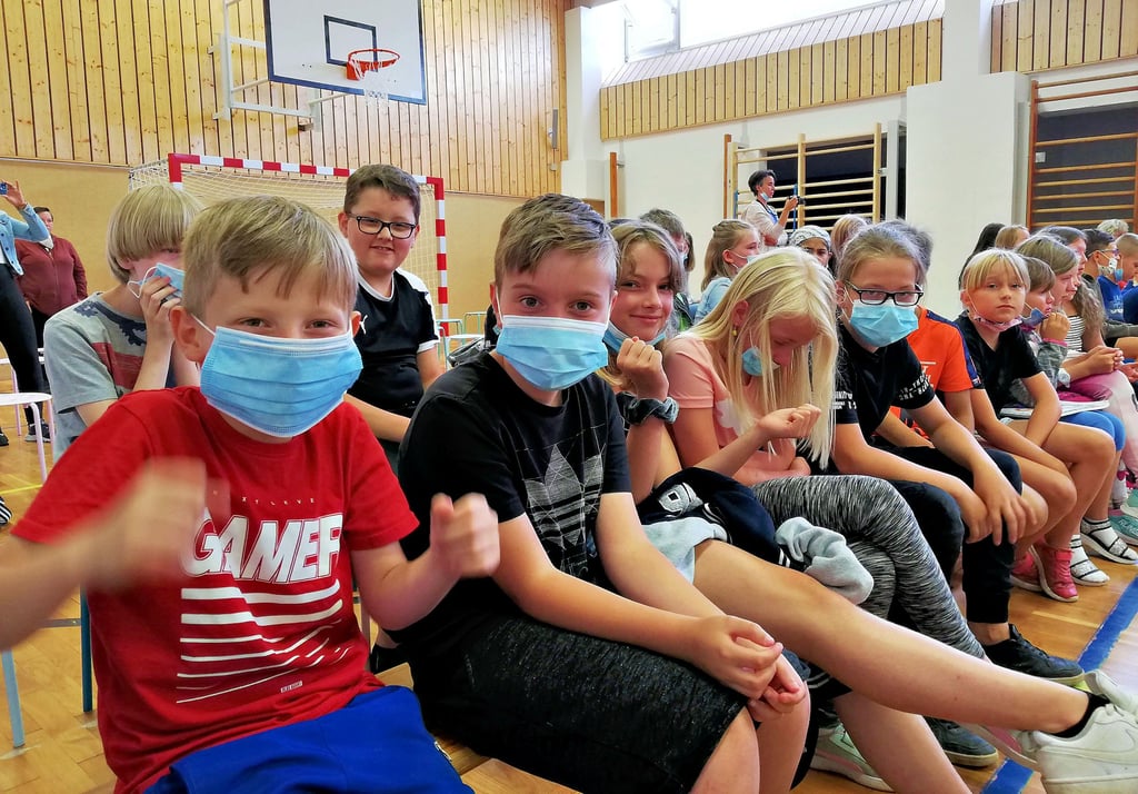 Juchhu endlich Ferien - so freuen sich die Drittklässler der Grundschule Bergsiedlung in Zeitz.