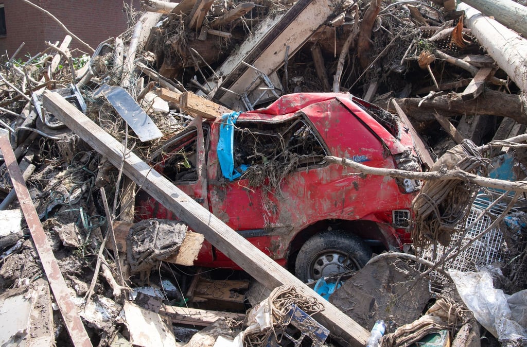 Ein Autowrack inmitten von Ästen und Geröll in Marienthal im Ahrtal.