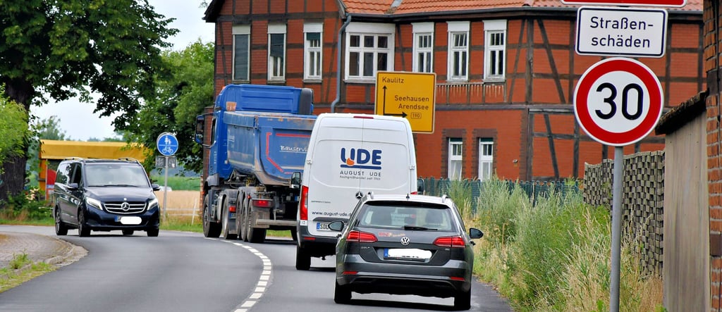 Tempo 30, auf Grund von Straßenschäden ? dabei bleibt es auf der Bundesstraße 190 in Binde erstmal.