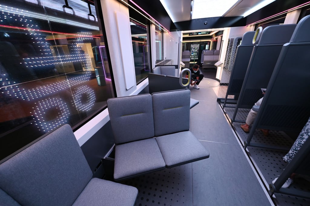 Im IdeenzugCity der DB Regio gibt es automatisch anpassbare Sitz- und Stehlandschaften. Das S-Bahn-Modell zeigt auf, wie sich Bahnfahren in den Metropolregionen Deutschlands in den nächsten Jahren anfühlen könnte.