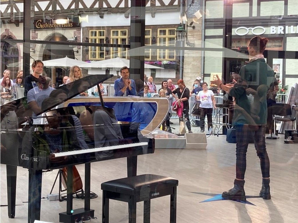 Toby Gad, Ilse De Lange und Florian Silbereisen (v.l) hören gespannt in dem gläsernen Kubus dem Kandidaten beim Singen zu.