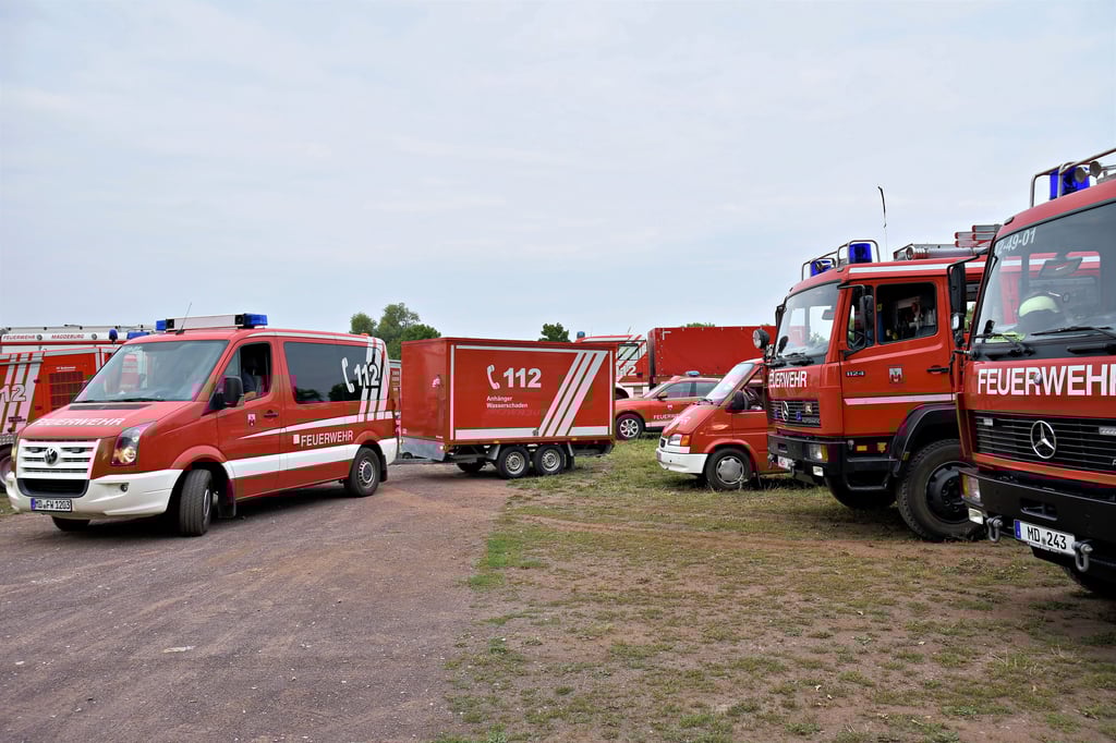 Statt in Richtung Rheinland-Pfalz fahren die Einsatzkräfte aus den Wehren der Feuerwehr am Abend zurück in ihre Gerätehäuser.