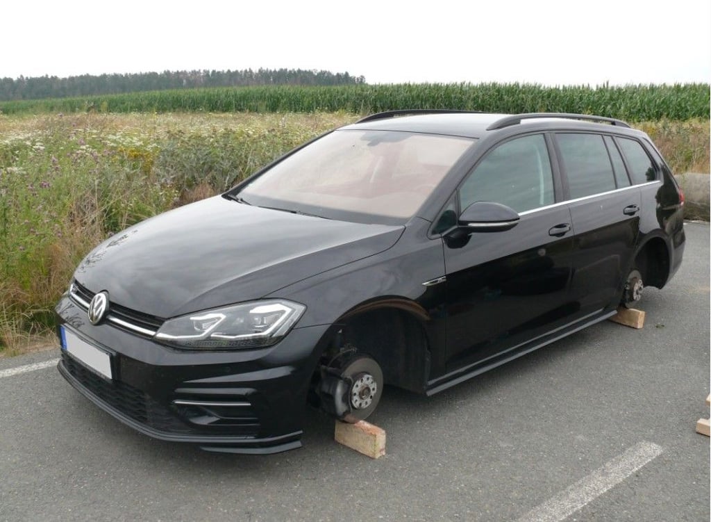 In der Nähe von Westerhausen haben unbekannte Täter von einem VW die Räder demontiert. Der Schaden liegt bei 1500 Euro.