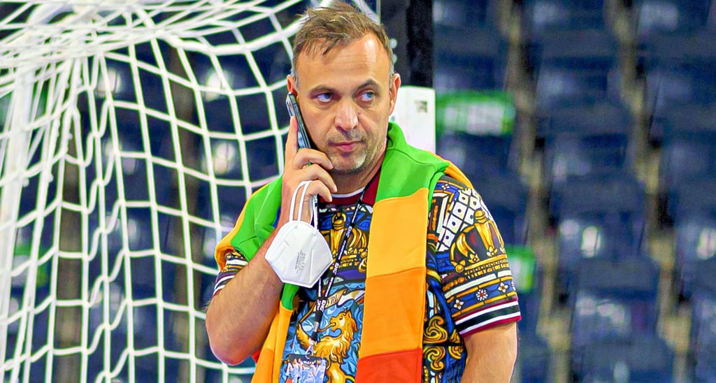 So ausgefallen wie mit seiner Meinung präsentiert sich Bob Hanning auch mit seinem Outfit.