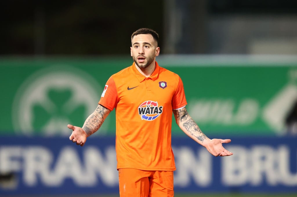 Aues Calogero Rizzuto gestikuliert auf dem Spielfeld.