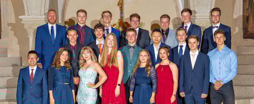 Klasse 12c: Klassenleiter Jörg Ellmerich (hinten, v.l.), Constantin Leonhard Schwinger, Luis Weiland, Jonas Alexander Buchhold, Tobias Hahn, Kai Herrmann Geißler, Thomas Stender; Lukas Franke (Mitte, v.l.), Claudius Rigobert Olaf Gladewitz, Tim Faber, Hieu Ngo Quang, Tom-Marvin Schmiedke; Ha Ngo Quang (vorn, v.l.), Giulia Shanti Andritzky, Emelie Sophie Victoria Schache, Cora Heineck, Paula Marie Ziller, Hinrike Lotzien, Emil Pöhlandt, Andres Goethel