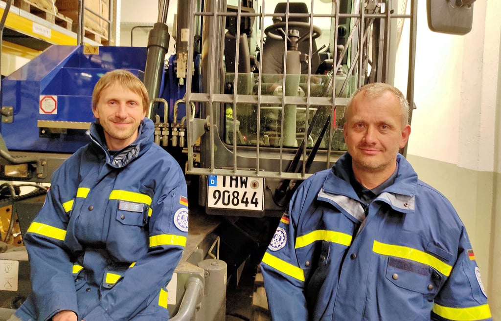 André Meier und Karsten Hopp: Die beiden Dessauer sitzen im Ernstfall im Bagger des Technischen Hilfswerks.