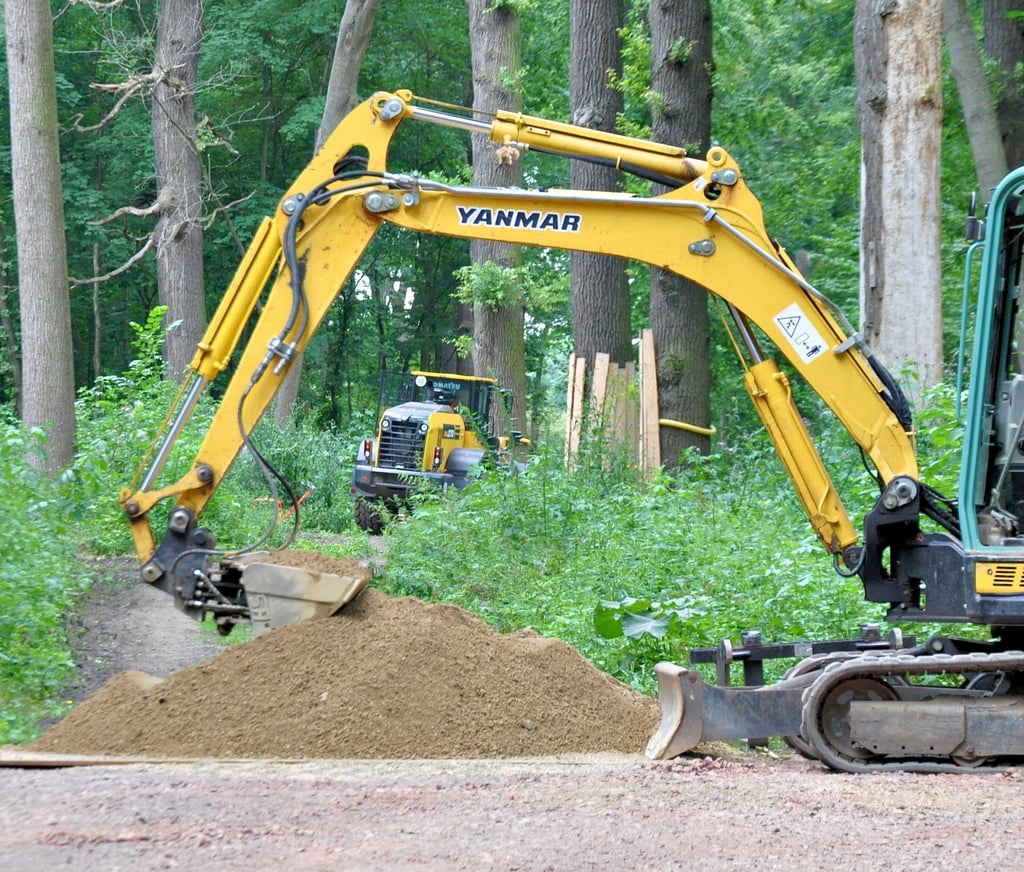 Noch ist der Hohenerxleber Park eine einzige Baustelle und somit für den Besucherverkehr gesperrt. Mit dem Wegebau soll die Sanierung und Umgestaltung im September ihren Abschluss finden.