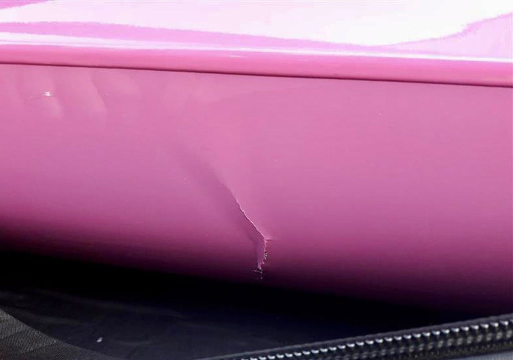 Ein Gabelstapler hat das pinke Viererkajak schwer beschädigt.