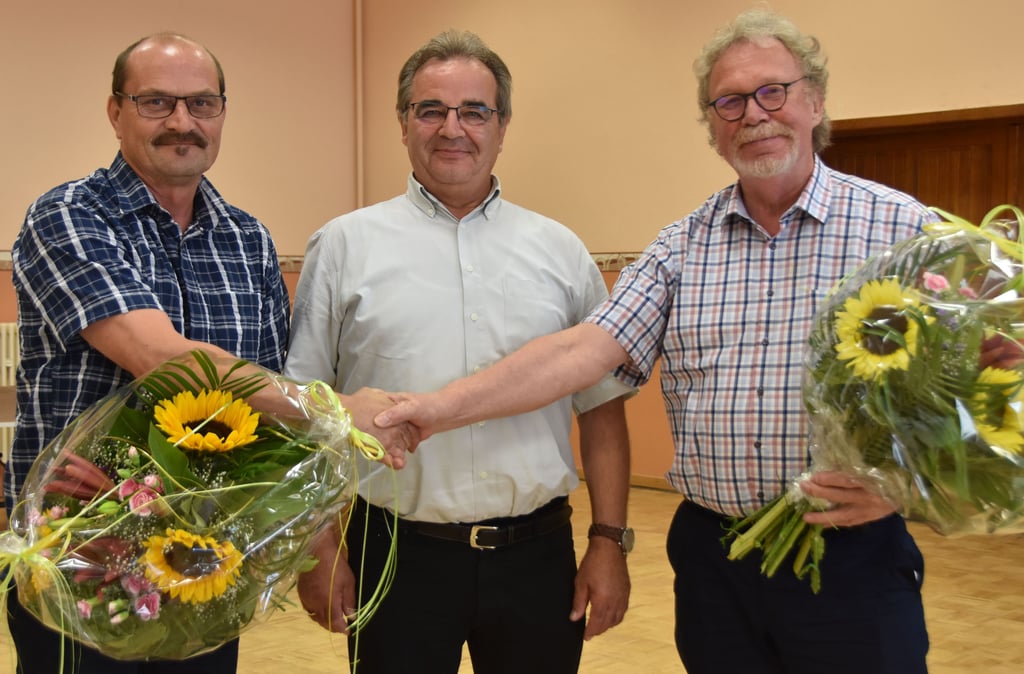 Gerhard Reinecke (r.) hat seine Funktion als Ortsteilbeauftragter von Wegenstedt an Hartmut Sonnenschein (l.) übergeben. Sonnenblumen gab es von Calvördes Bürgermeister Volkmar Schliephake für beide Herren bei der symbolischen Staffelübergabe.
