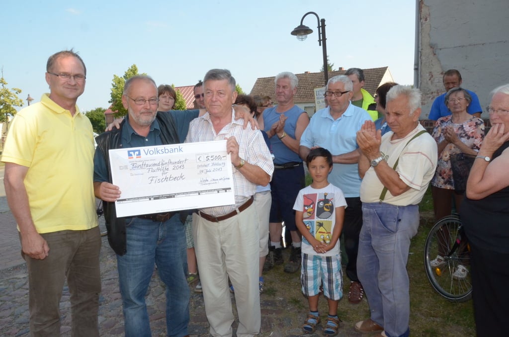 Im Juli 2013 nahm Fischbecks Bürgermeister Bodo Ladwig unter anderem 5500 Euro von der Ortschaft Ihleburg als Flutpende entgegen.