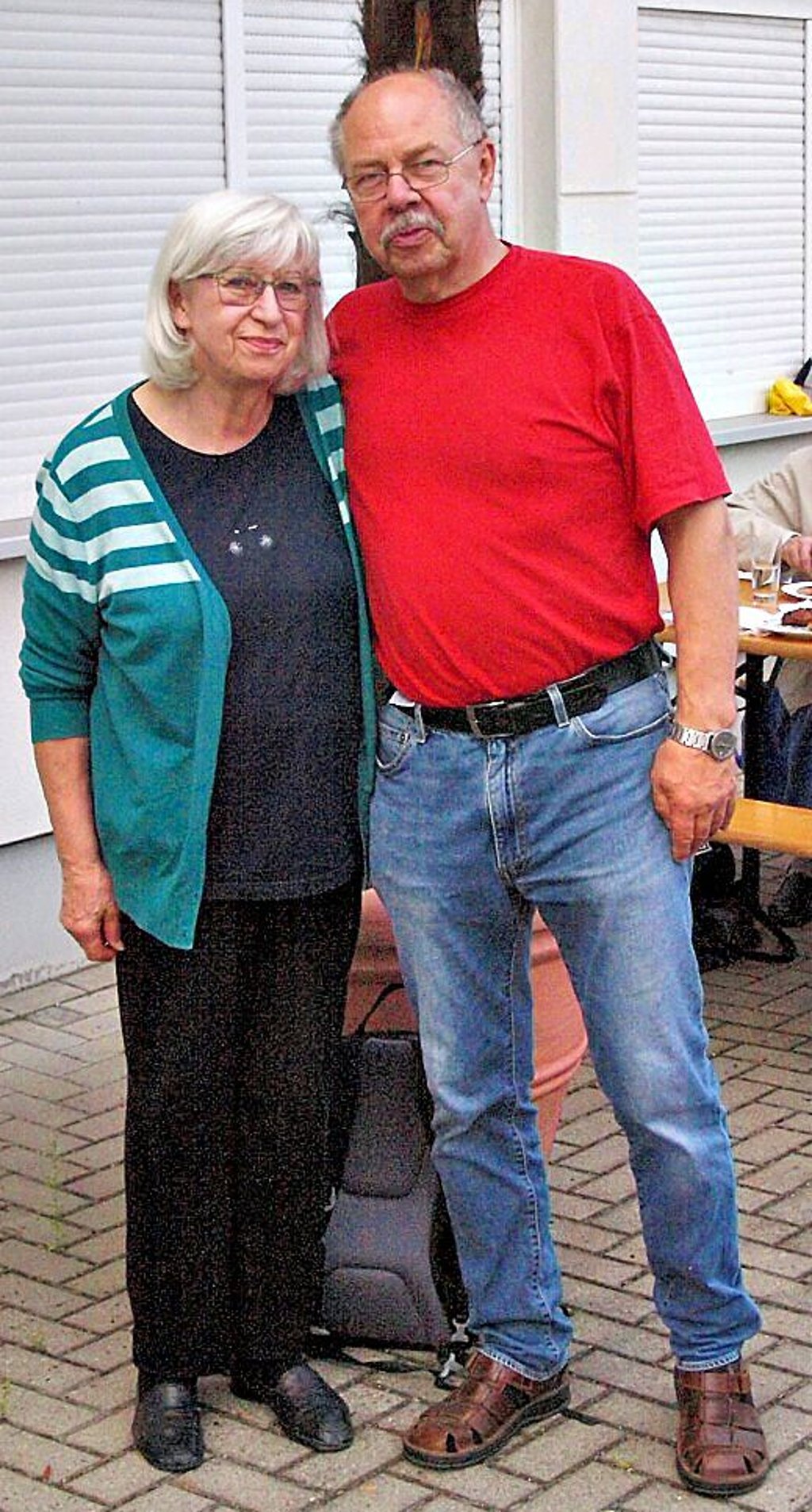 Karin Richter, hier mit MGV-Chef Erhard Allecke, ist die neue Dirigentin des Oebisfelder Männerchores.