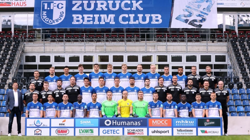 Offizielles Fotoshooting des 1. FC Magdeburg (hintere Reihe v.l.n.r.) Mannschaftsarzt Oliver Poranzke, Connor Krempicki, Raphael Obermair, Florian Kath, Julian Weigel, Leon Schmökel, Luca Schuler, Korbinian Burger, Julian Rieckmann, Adrian Malachowski, Leon Bell Bell, Reha- und Athletiktrainer Lars Mertelmeyer, Spielanalyst Kevin Waliczek (mittlere Reihe v.l.n.r.) Sport-Geschäftsführer Otmar Schork, Mannschaftsleiter Heiko Horner, Physiotherapeut Philipp Brix, Physiotherapeut Tino Meyer, Mannschaftsarzt Jan-Philipp Schüttrumpf, Maximilian Franzke, Alexander Bittroff, Tobias Müller, Kai Brünker, Tim Sechelmann, Torwarttrainer Matthias Tischer, Co-Trainer Matthias Mincu, Co-Trainer André Kilian, Cheftrainer Christian Titz, Co-Trainer Silvio Bankert (vordere Reihe v.l.n.r.) Nico Granatowski, Jason Ceka, Baris Atik, Amara Condé, Tobias Knost, Tom Schlitter, Dominik Reimann, Benjamin Leneis, Henry Rorig, Luka Sliskovic, Sirlord Conteh, Ole Hoch, Andreas Müller