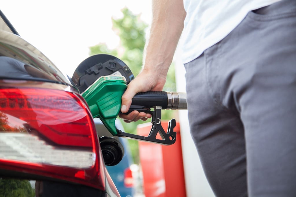 Zapfen ohne große Umwege: Die Suche nach dem günstigsten Griff zum Tankrüssel sollte Autofahrer in der Regel besser nicht weit vom Kurs abbringen.
