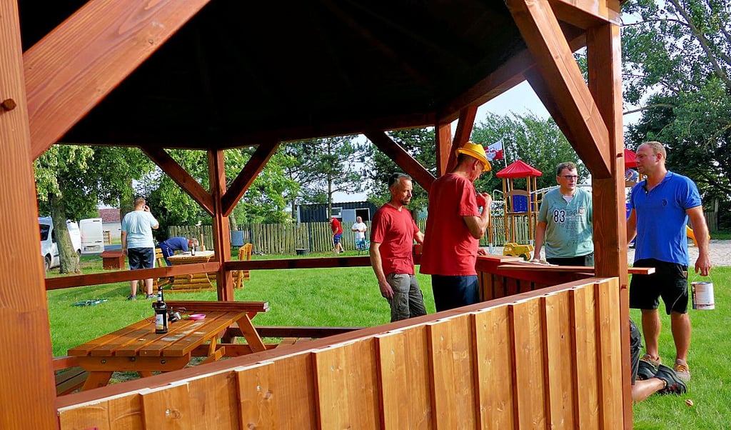Der Pavillon am Sportplatz bekommt noch einen Anstrich.
