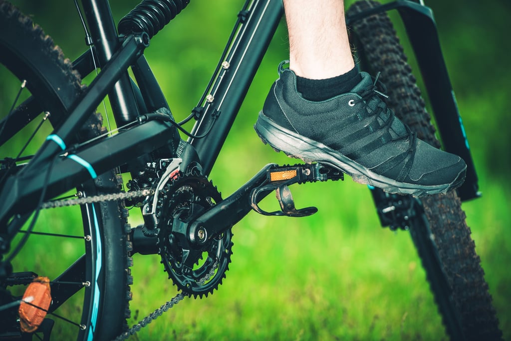 Eine Person sitzt auf einem Fahrrad (Symbolbild)