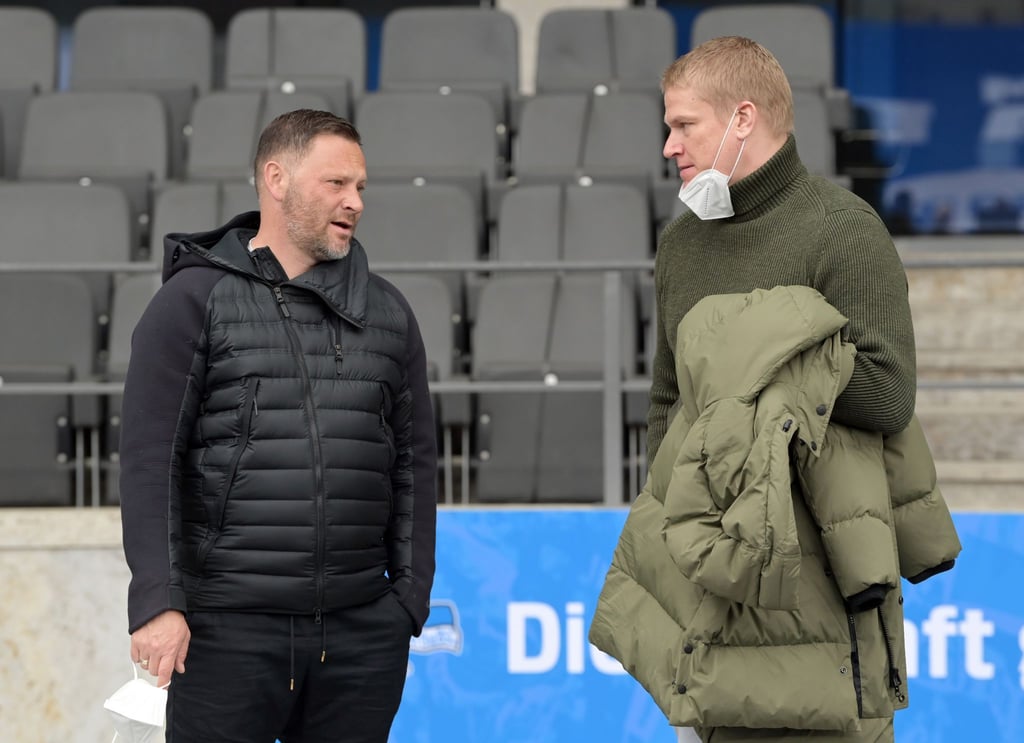 Herthas Trainer Pal Dardai (l) und Paul Keuter, Mitglied der Geschäftsleitung von Hertha BSC.