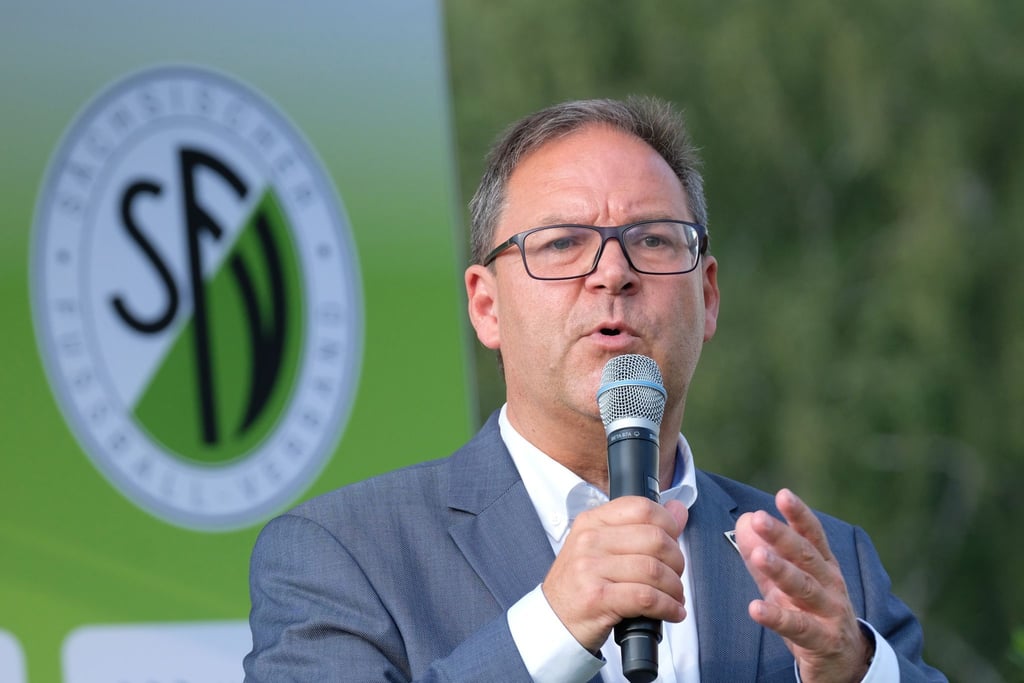 Der Präsident des Nordostdeutschen Fußballverbandes Hermann Winkler spricht in Leipzig.