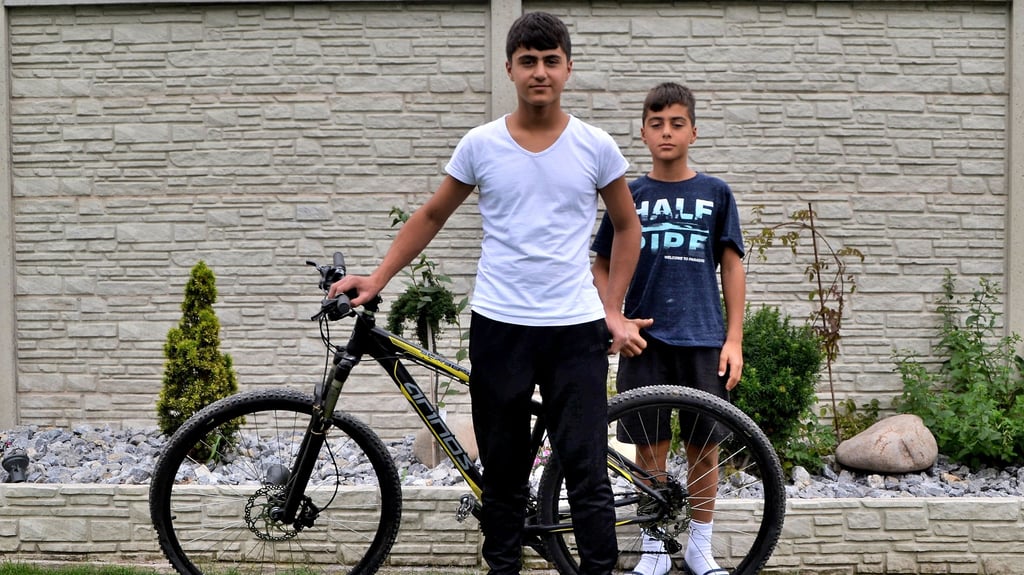 Serhat (links) und Yunus Kocaoglu aus Wanzleben haben dafür gesorgt, dass ein Mädchen ihr vermisstes Fahrrad wieder zurück bekam, welches offensichtlich vor dem Spaßbad geklaut worden war.