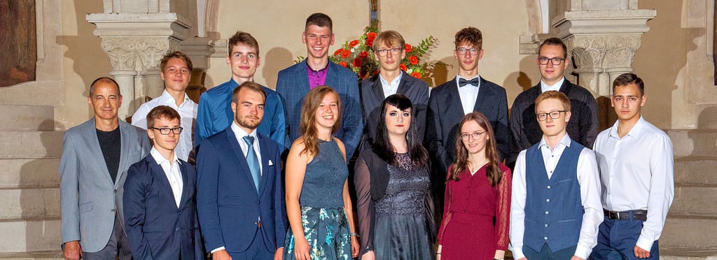 Klasse 12e: Marius Kühn (hinten, v.l.), Friedrich Katschinski, Dominique Enrico Lein, Cedric Ian Lazare Pocher, Laurenz-Konstantin Hirschfeld, Sascha Finke; Klassenleiter Peter Dammann (vorn, v.l.), Florian Wabnitz, Kilian Lämmerzahl, Nadine Klecha, Aileen Großer, Celine Gründig, Ture Baatz, Robert Koch
