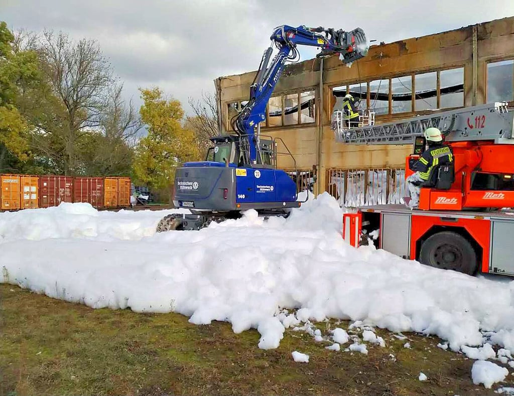 In Globig im Landkreis Wittenberg brannte im Herbst 2020 eine Halle mit Fußbodenbelägen. Auch hier war das THW gefragt.