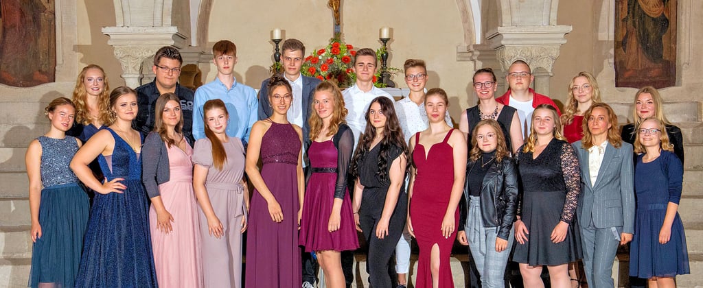 Klasse 12a: Malwine Saupe (hinten, v.l.), Felix Staacke, Paul Richter, Jonas Kuczewski, Erik Hoffmann, Vanessa Priese, Hannah Eichhorn, Paul Stephan, Alina Dieke, Alena Milene Beder; Emma Vondran (vorn, v.l.), Neele Antonia Girbig, Vanessa David, Veronika Shilin, Anna Romana Barthel, Saskia Zahn, Fiona Marlene Krüger, Annegret Pohl, Kim Sophie Kummer, Lena Nadine Rathmann, Klassenleiterin Katrin Müller, Elisa Karolin Terneddé