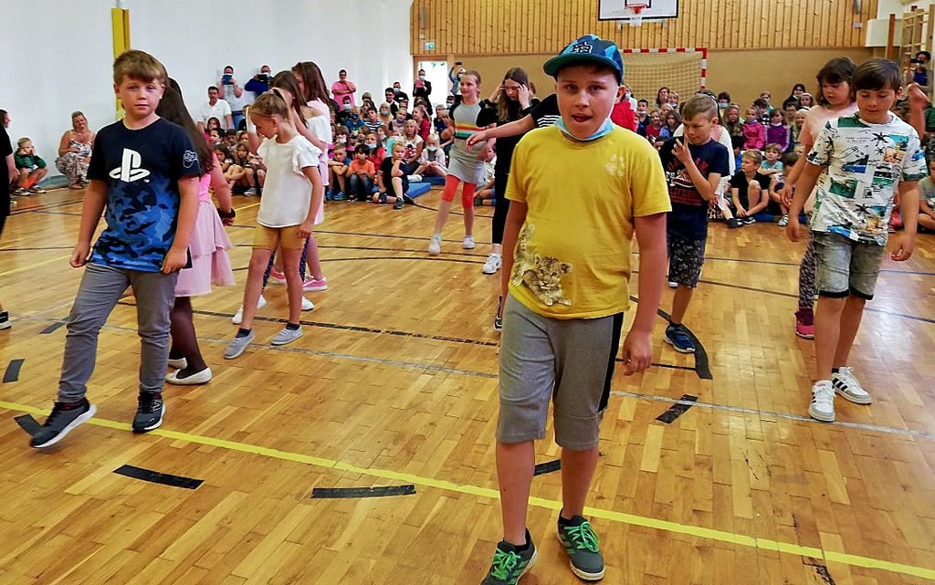 Letzter Schultag in der Grundschule Bergsiedlung: Die Viertklässler verabschieden sich mit der Jerusalema-Challenge von ihrer Schule.