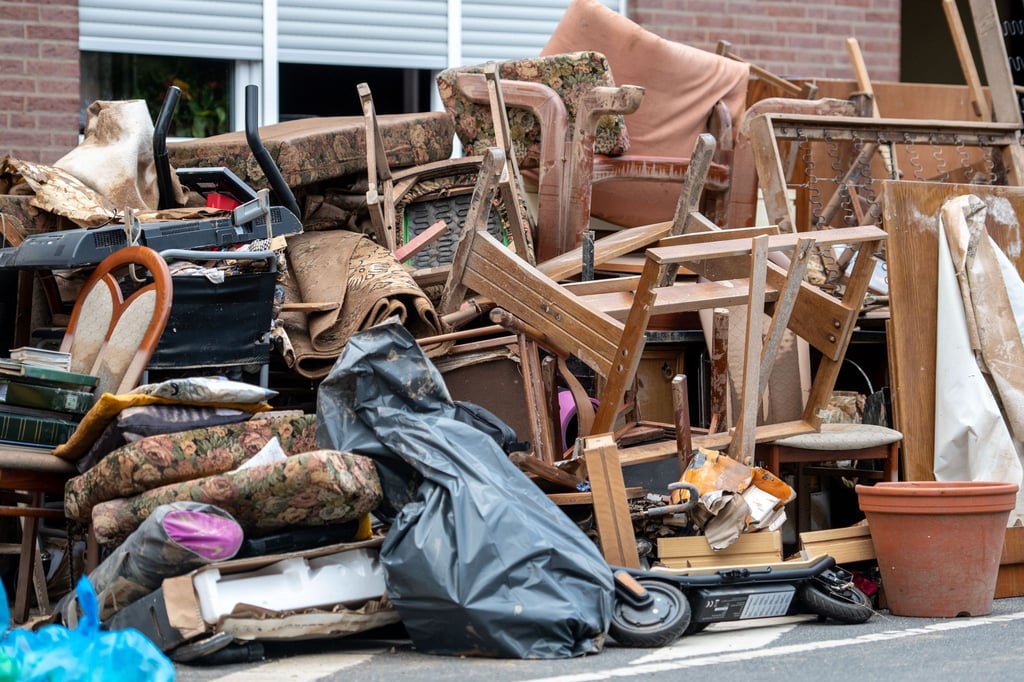 Nicht zu retten: zerstörtes Mobiliar in Erftstadt-Blessem.