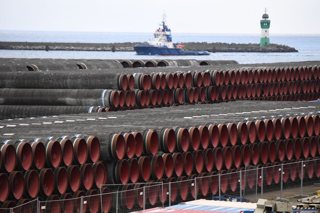 Rohre für den Bau der Erdgaspipeline Nord Stream 2 von Russland nach Deutschland werden im Hafen Mukran auf der Insel Rügen gelagert.