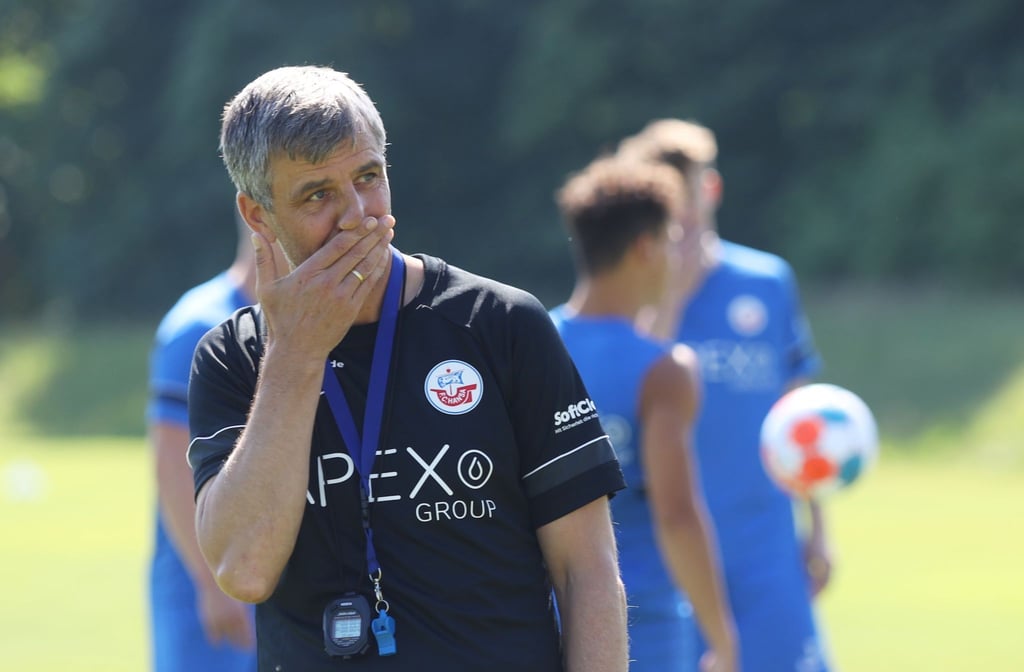Trainer Jens Härtel steht beim Training auf dem Trainingsplatz.