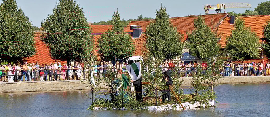 Das Aussetzen der Fische wurde als Teil des traditionellen Forellenfestes in das Programm von Ilsenburgs Stadtfeier im September übernommen.