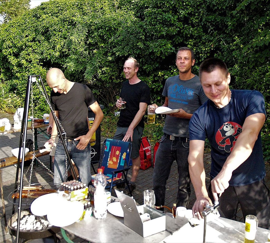Das Grillen stand am Dienstagabend bei den Sängern ebenfalls mit auf dem Programm. Verantwortlich für den Imbiss zeichnete der Sängernachwuchs.