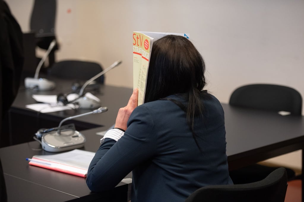 Die Witwe des Berliner Rappers und späteren IS-Mitglieds Denis Cuspert alias Deso Dogg sitzt zu Prozessbeginn in einem Gerichtssaal im Strafjustizgebäude.