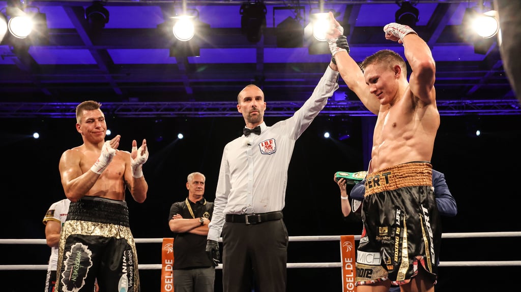 Tom Dzemski applaudiert dem Sieger Michael Eifert (r.) nach dem Boxkampf in Magdeburg.