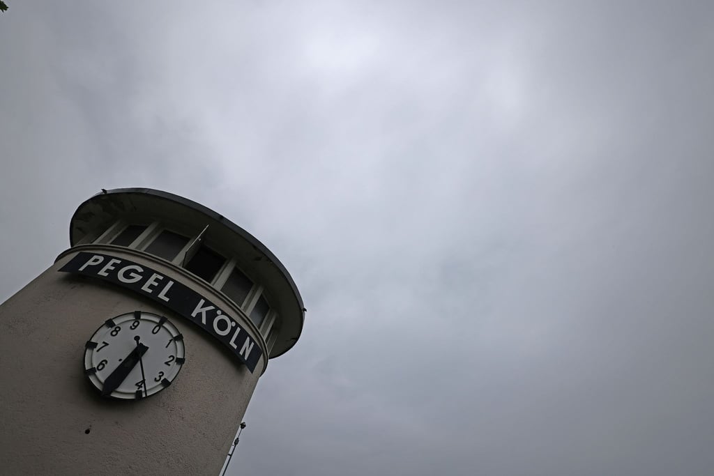 Wolken ziehen über die Pegeluhr hinweg. In Nordrhein-Westfalen drohen in den nächsten Tagen Gewitter und Schauer.