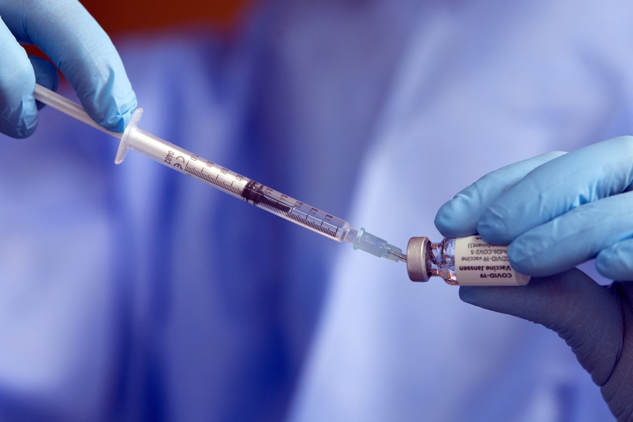 Eine Spritze mit einem Corona-Impfstoff wird aufgezogen.