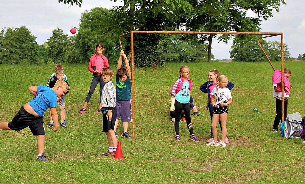 So weit wie möglich sollte der Schlagball fliegen.
