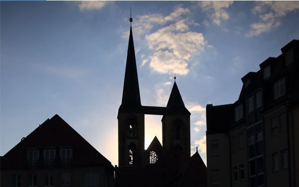 Die Martinikirche mit ihren beiden achteckigen, ungleichen Türmen sei wichtiger Teil der Silhouette von Halberstadt.