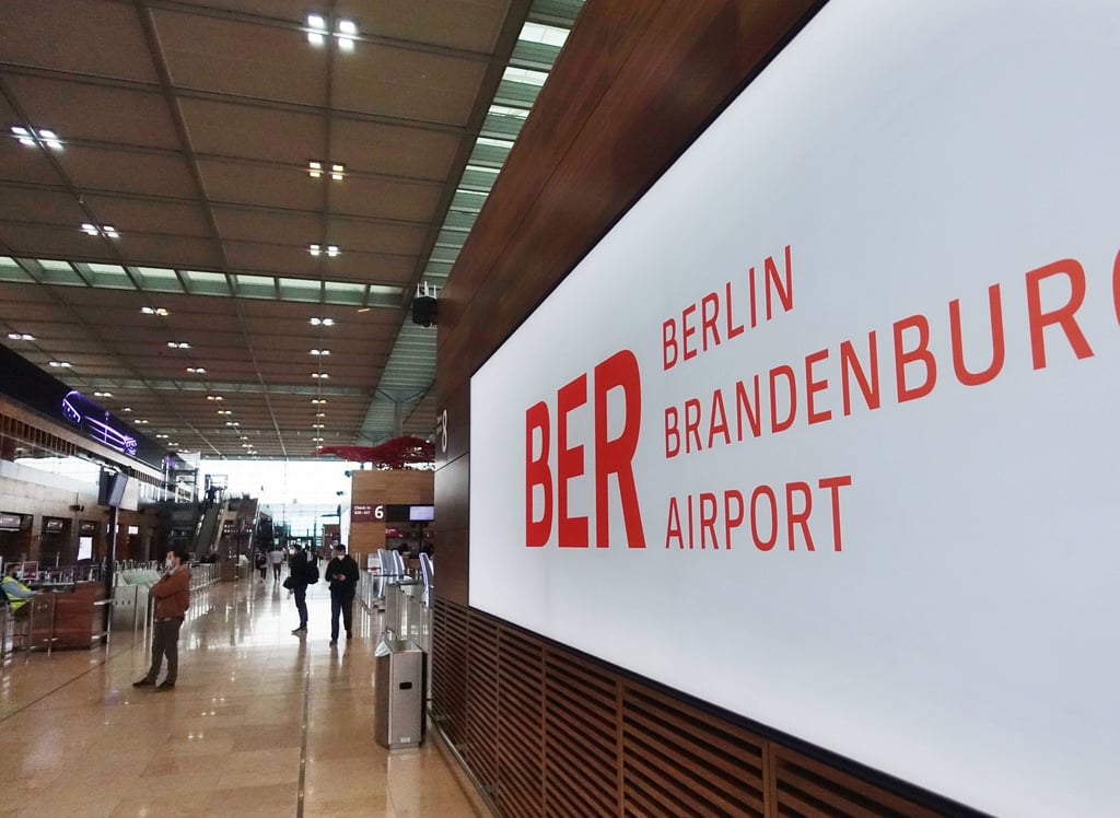 Mit nur neun Jahren Verspätung landet die Golfspielerin aus Stuttgart am BER-Hauptstadtflughafen.