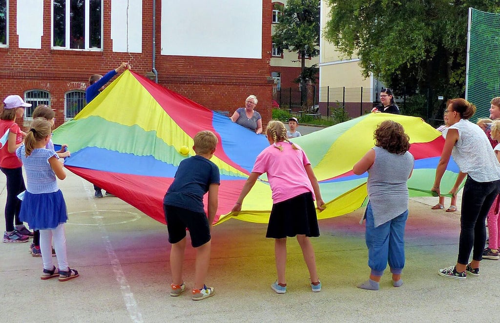 Das Schwungtuch war sehr beliebt bei der School's Out-Party.