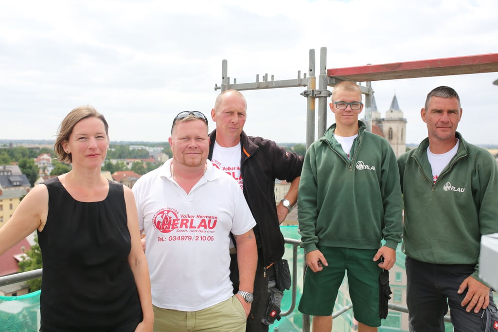 Dachsanierung des Salzlandmuseums mit Architektin Regine Hartkopf (links)