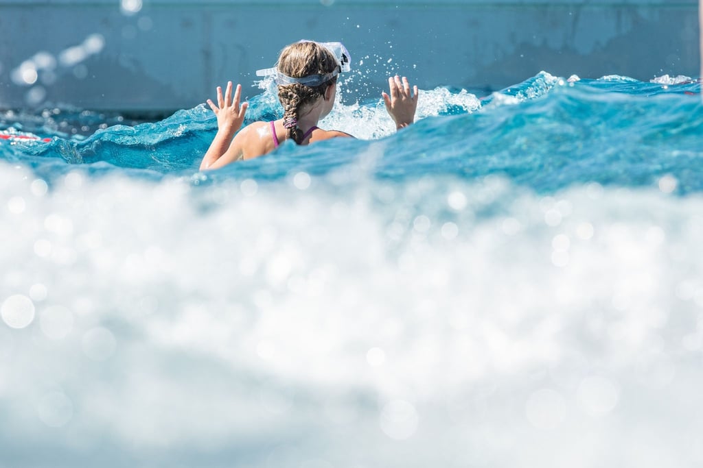 Der Hamburger Schwimmbad-Betreiber Bäderland warnt: Kinder, die nicht sicher schwimmen können, dürfen Eltern nie unbeaufsichtigt lassen.