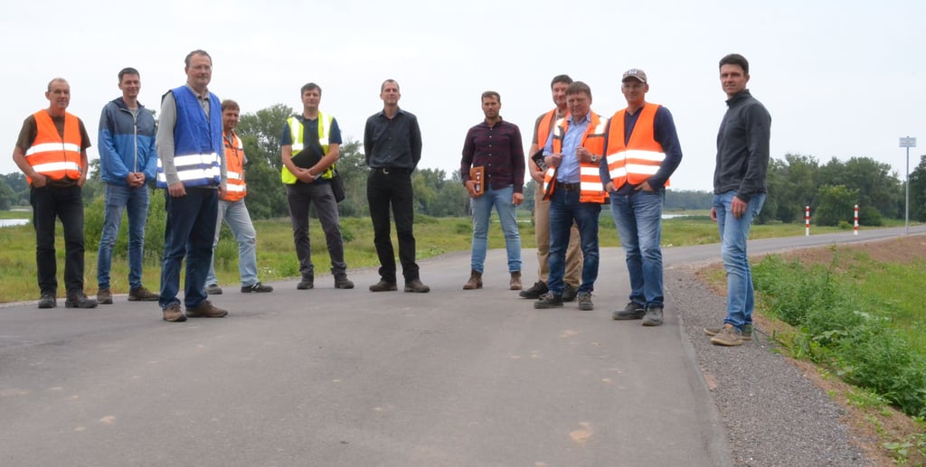 Vertreter der bauausführenden Firmen und Büros waren bei der Abnahme der Deichbaustelle auf Höhe Hohengöhren durch den Landesbetrieb für Hochwasserschutz anwesend.