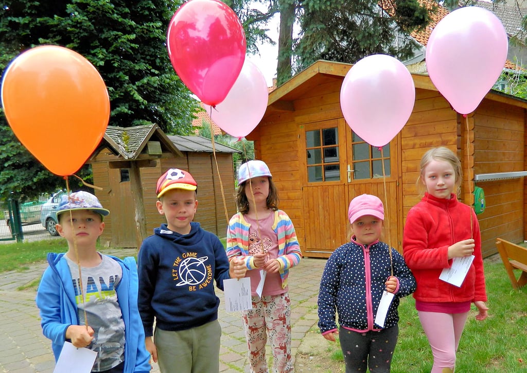 Die Schulanfänger Paul, Janne, Eva, Edda und Sunja (v. l. n. r.) lassen die Luftballons mit ihren Bienengrüßen gleich in den Himmel steigen. Wer einen finden, wird gebeten, die Karte zurückzuschicken.