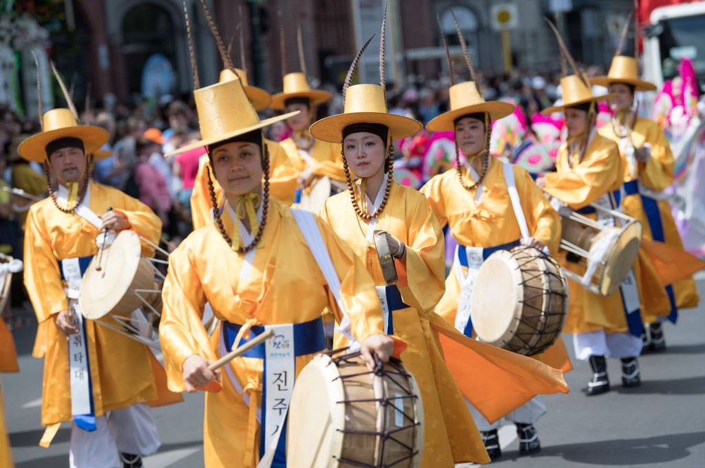 Eine Musikgruppe nimmt am Umzug zum Karneval der Kulturen im Jahr 2019 teil.