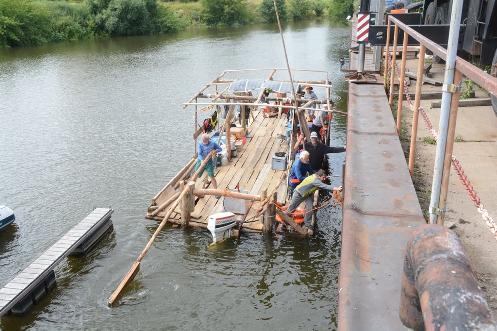 Am Dienstagnachmittag haben die Floßfahrer im Frohser Hafen in Schönebeck angelegt und auf dem Campingplatz übernachtet.