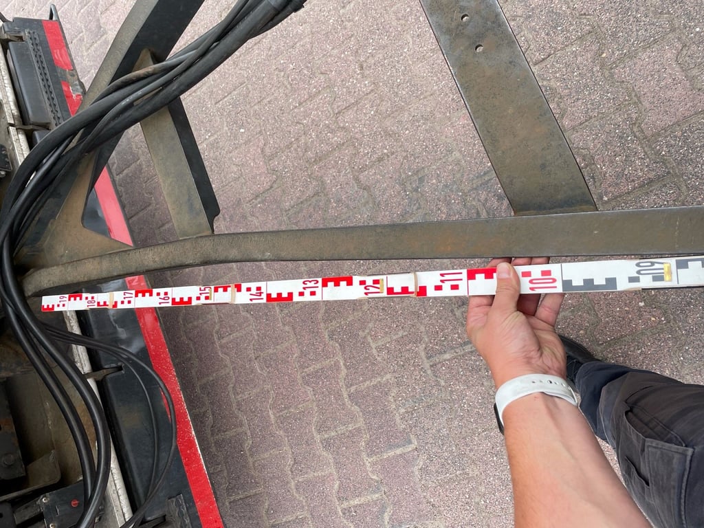 Die verbogene Zuggabel an einem Anhänger.